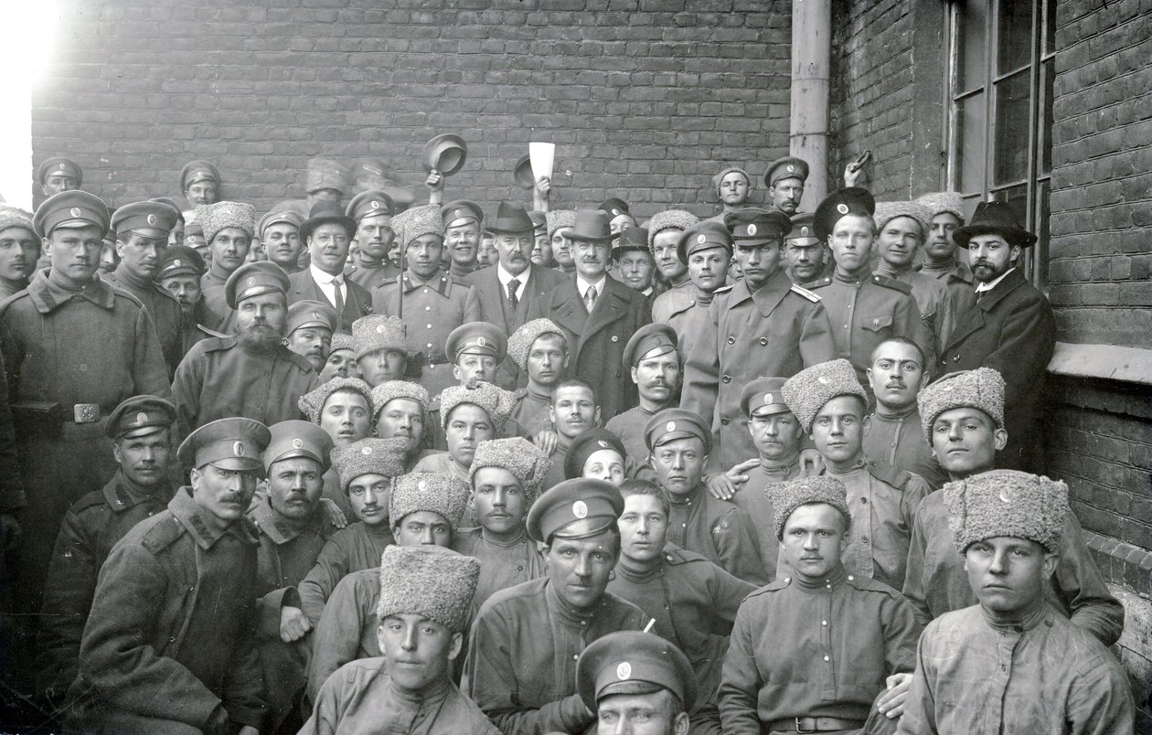 Soldaten der Wolhynischen Einheit mit Unteroffizier T. L. Kirpichnikov und Vertretern von Arbeitervereinigungen aus England, St. Petersburg, Februar 1917 von Russian Photographer