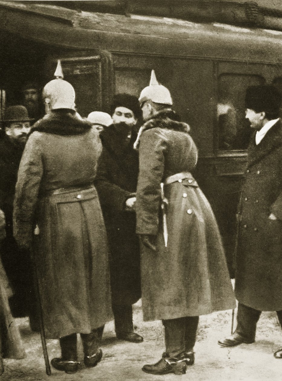 Trotzki und russische Delegierte werden von deutschen Offizieren in Brest-Litowsk begrüßt, Dezember 1917 (Sepia-Foto) von Russian Photographer