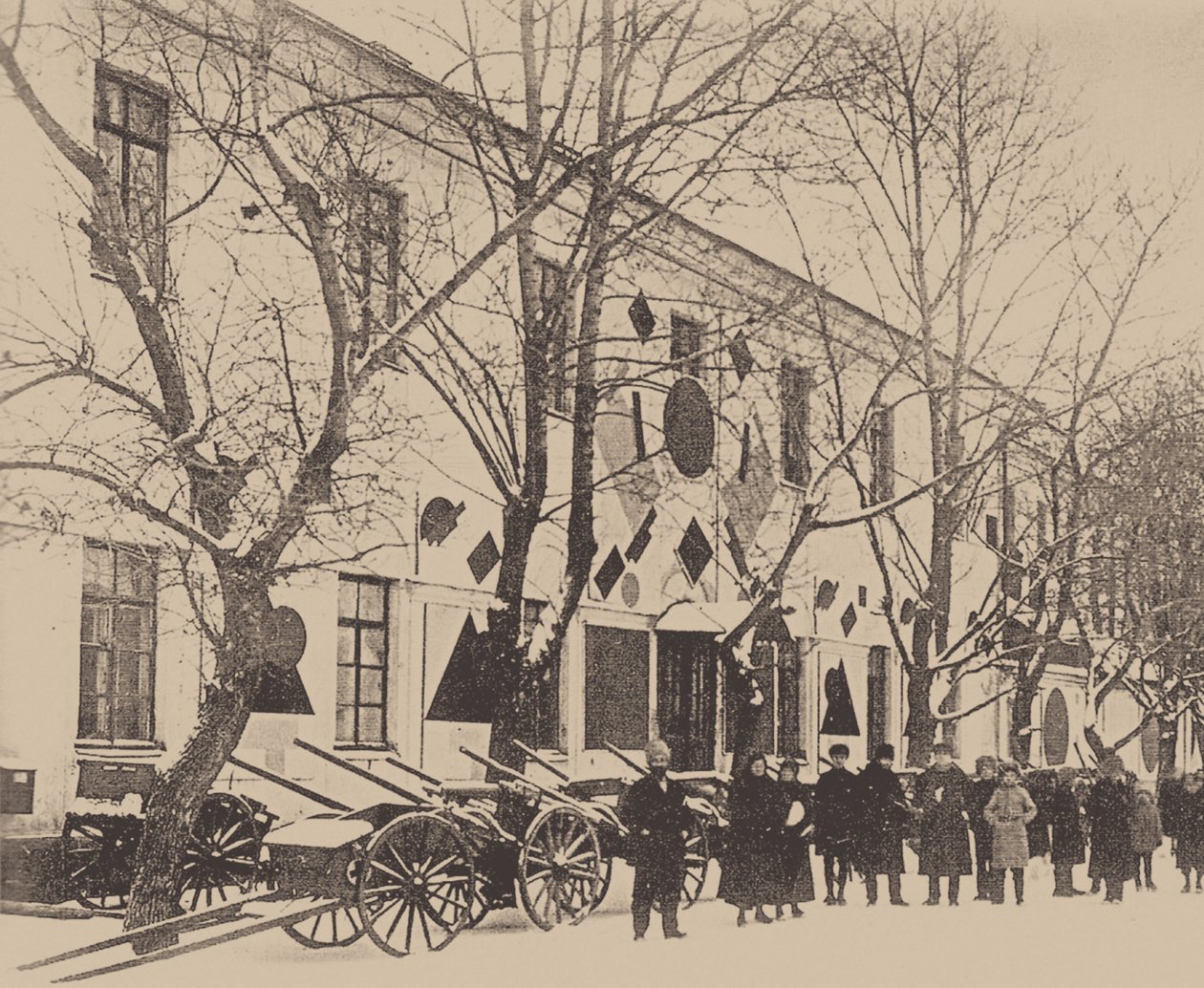 Malevich und Schüler der Kunstschule dekorieren die Weißen Kasernen in Witebsk, Dezember 1919 von Russian Photographer