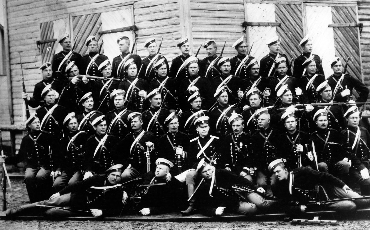 Rekruten der Haushaltskavallerieeinheit mit ihrem Kornett, Graf A.A. Ignatiew, ca. 1899 von Russian Photographer