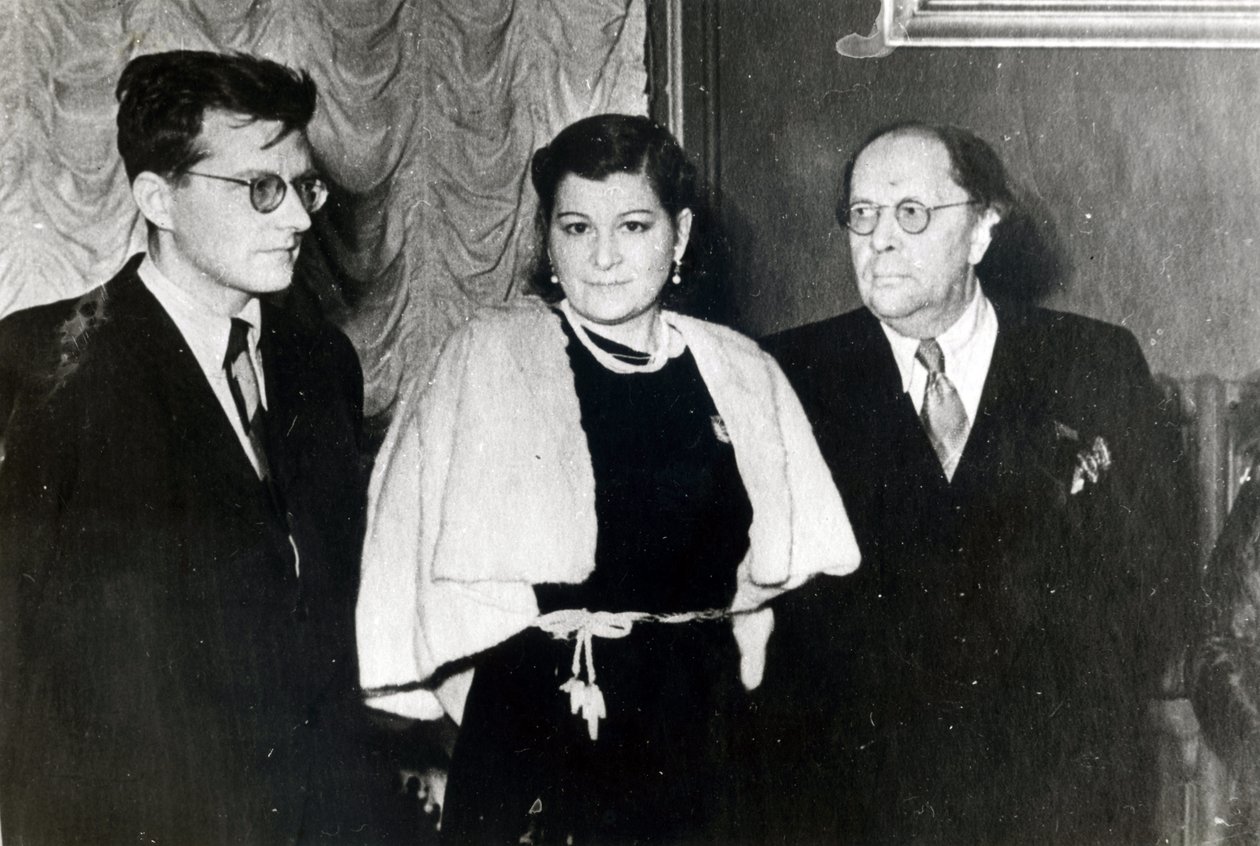 Der Komponist Dmitri Dmitrijewitsch Schostakowitsch, Sängerin Maria Maksakowa und Schriftsteller Alexei Nikolajewitsch Tolstoi von Russian Photographer