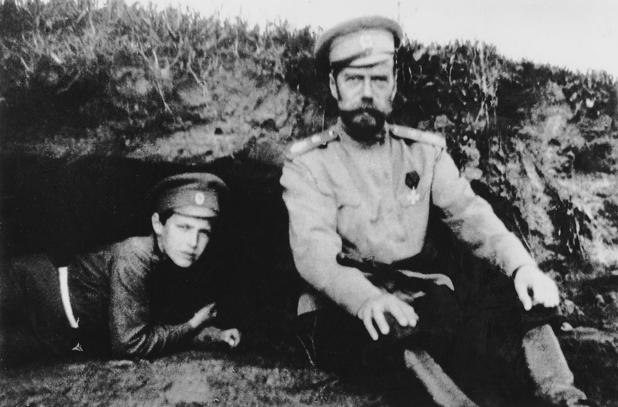 Zar Nikolaus II. mit seinem Sohn Alexei an der Front von Russian Photographer
