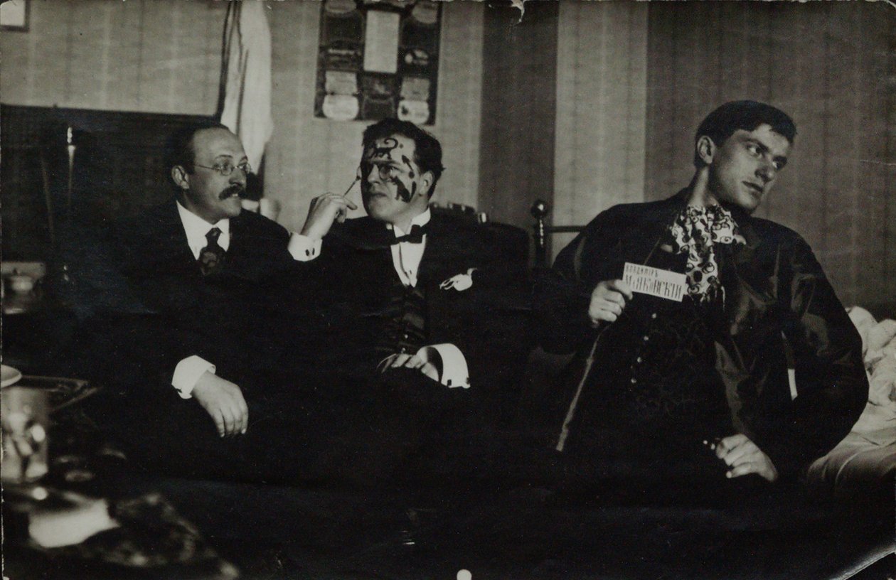 Wladimir Majakowski (rechts) mit David Burlyuk (Mitte) und Andrei Shemshurin, 1914, Moskau von Russian Photographer