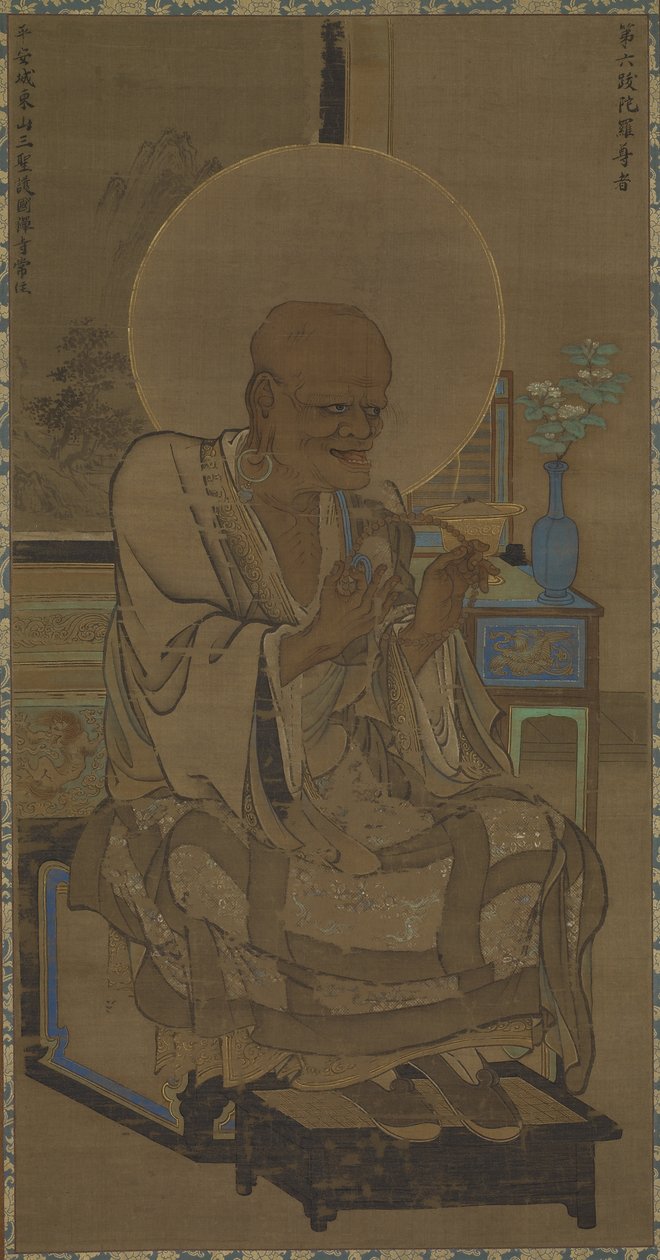 Arhat (Hattara Sonja - Bhadra) sitzend; ein blühender Zweig in einer Vase auf dem Tisch, Nanbokucho-Periode, Mitte des 14. Jahrhunderts von Ryozen