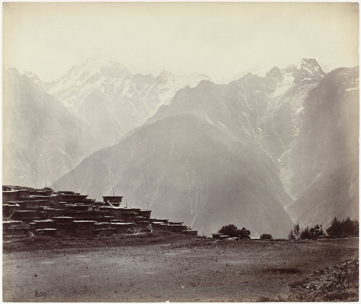 Blick auf Chini mit dem Himalaya im Hintergrund von Samuel Bourne (attributed to)