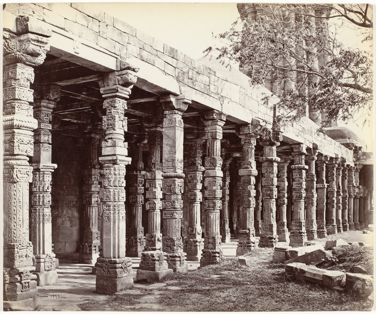 Kolonnade mit Ornamenten an der Basis des Qutb Minar in Delhi von Samuel Bourne (signed by artist)