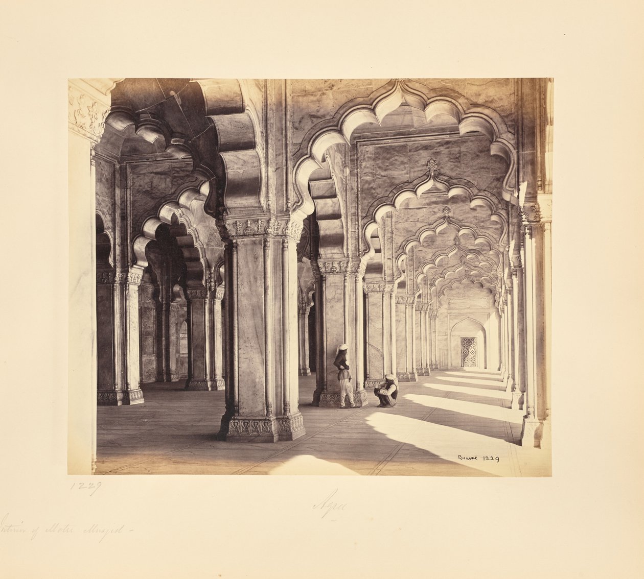 Agra; Innenansicht der Motee Musjid, mit den marmornen sarazenischen Bögen und Säulen von Samuel Bourne