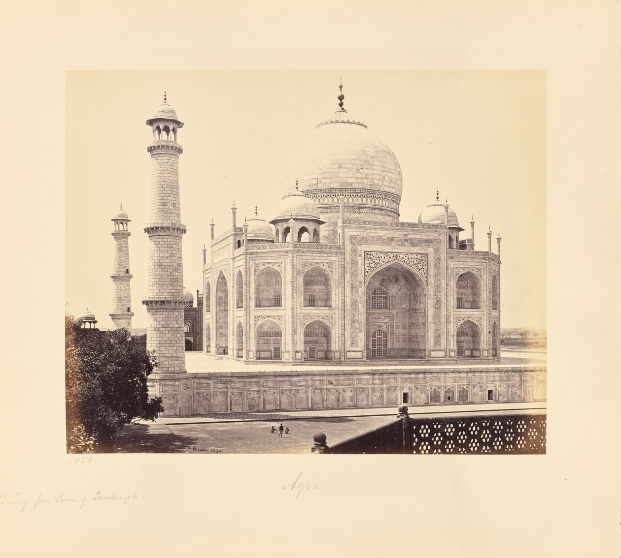 Agra; Der Taj, von der Ecke des Hofes von Samuel Bourne