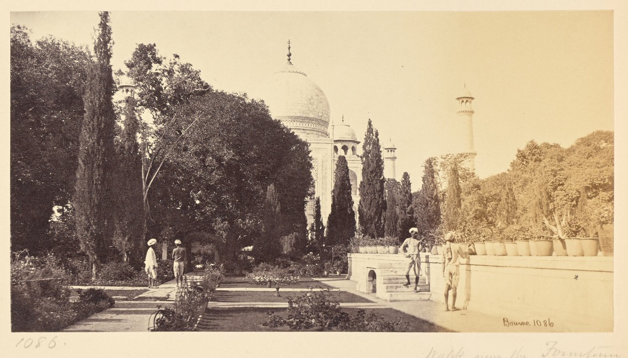 Agra; Der Taj, vom Weg in der Nähe des Brunnens von Samuel Bourne