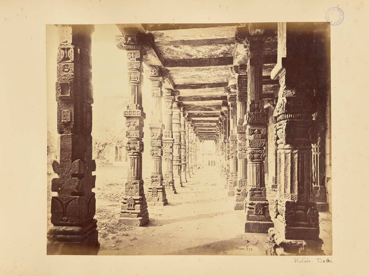 Delhi; Der Kutub Minar, Innenansicht der nördlichen Kolonnade von Samuel Bourne