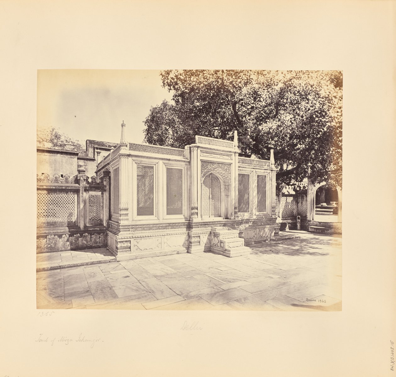 Delhi; das Grabmal von Mirza Jehangir. Dies ist ein Stück wunderschöner Marmorschnitzerei von Samuel Bourne