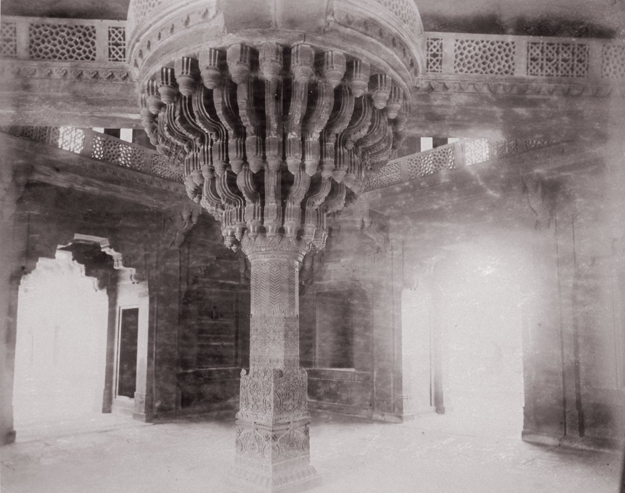 Futtehpore Sikri, Diwan-i-Khas von Samuel Bourne