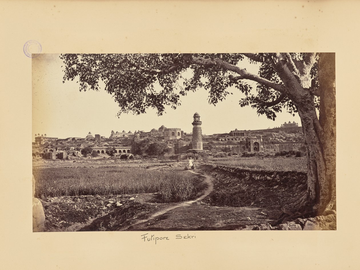 Futtypore Sikri; Gesamtansicht der Ruinen (Westseite), vom Fuß des Hügels von Samuel Bourne