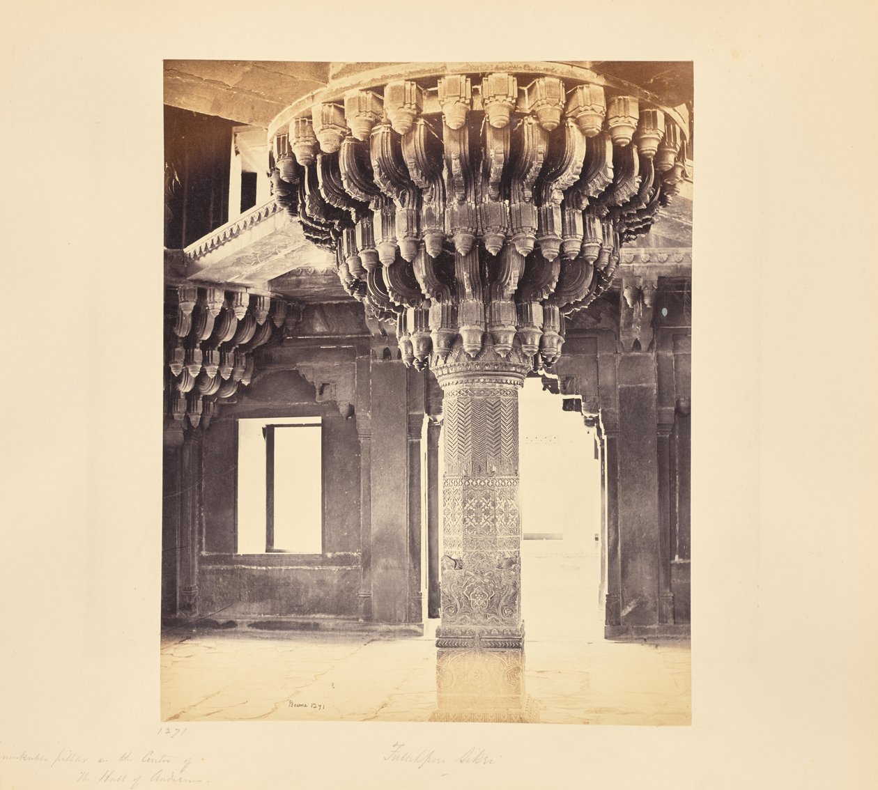 Futtypore Sikri; Bemerkenswerte Säule im Zentrum der Diwan-i-Kass, oder Audienzhalle von Samuel Bourne