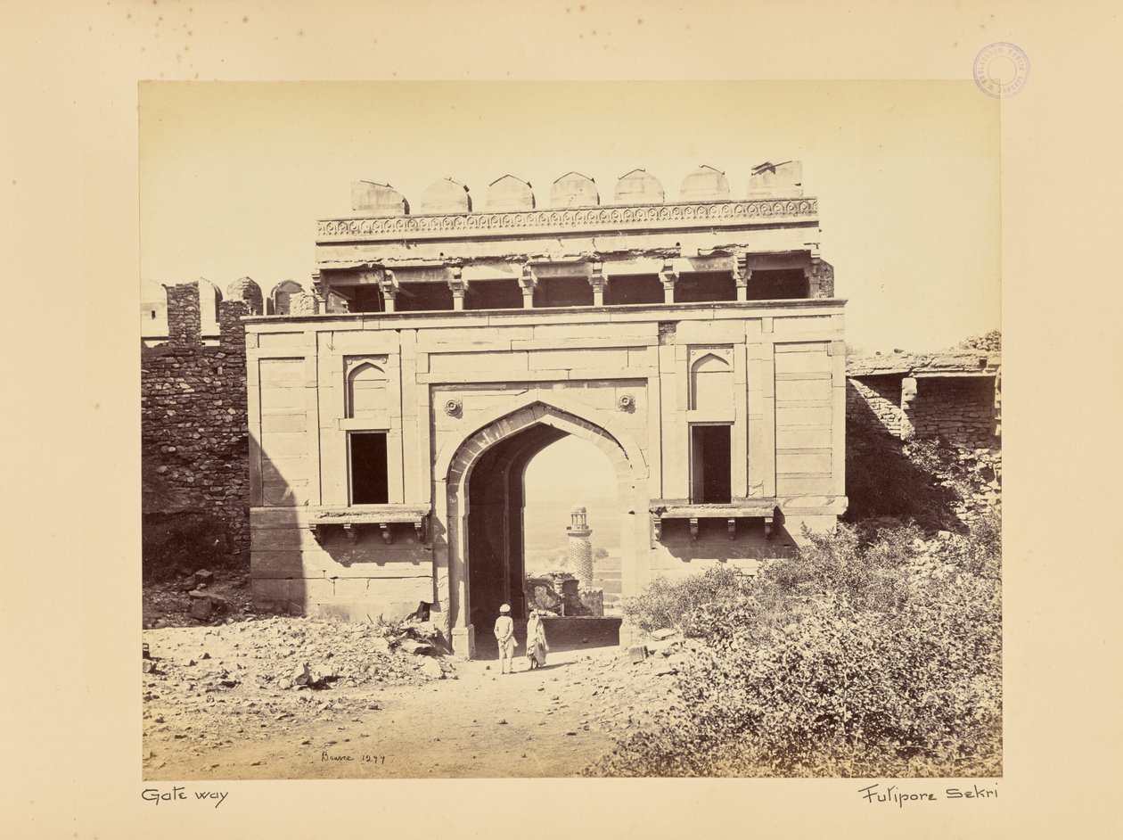 Futtypore Sikri; Der Elefantenturm, gesehen durch das Elefantentor von Samuel Bourne