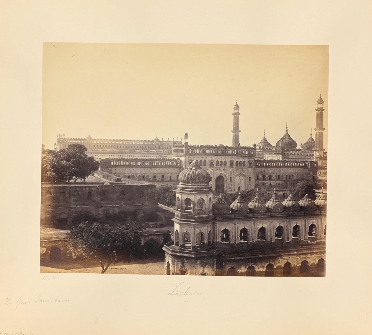 Lucknow; Große Emambara und Moschee von Samuel Bourne