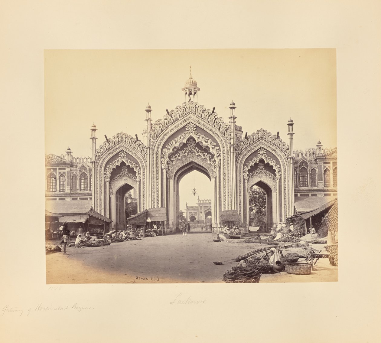 Lucknow; Das Tor des Hooseinabad-Basars von Samuel Bourne