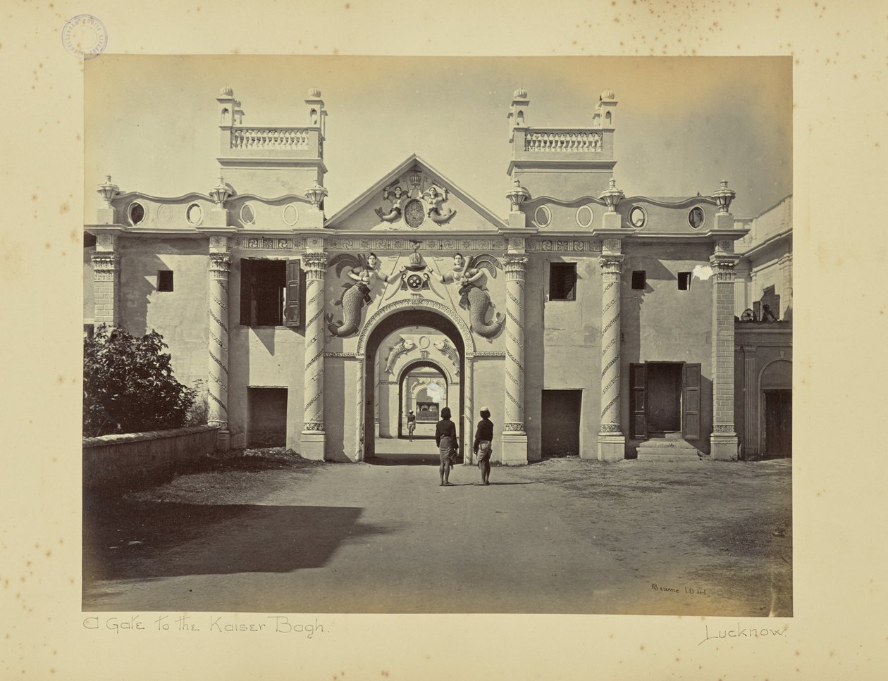 Lucknow: Das Meerjungfrauentor, Kaiser Bagh von Samuel Bourne