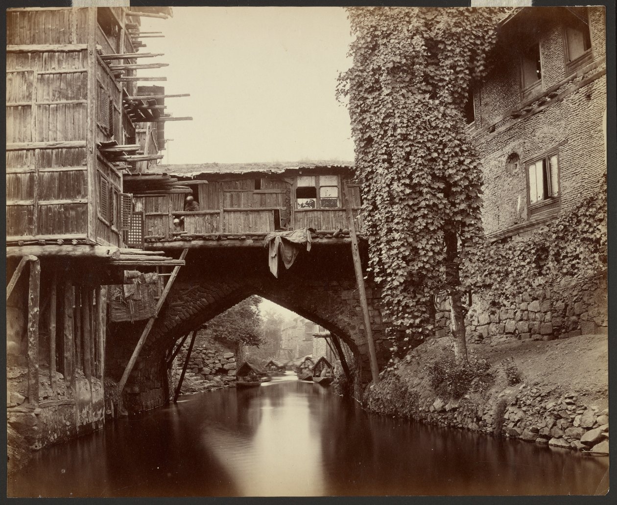 Srinuggur; Eine Brücke am Marqual-Kanal von Samuel Bourne