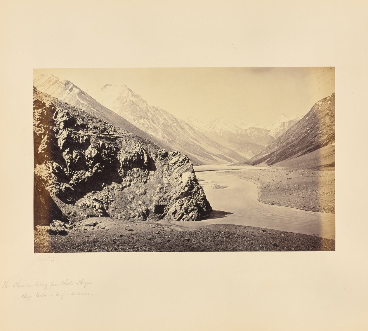 Das Chandra-Tal von Chota Shigri - Shigri-Gipfel in der Ferne von Samuel Bourne