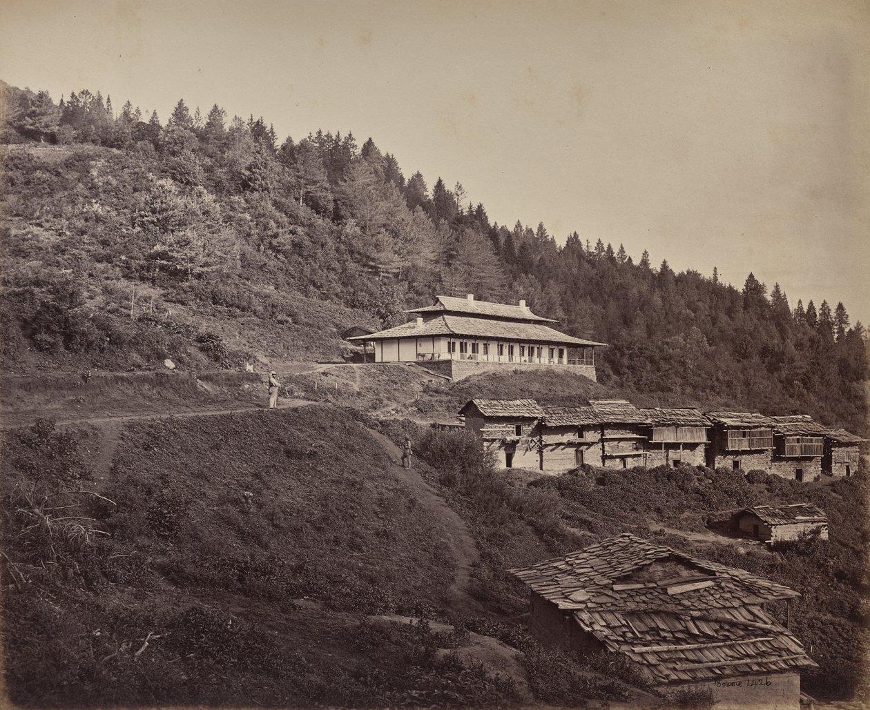 Die oberen Himalayas. Dorf Harkundu mit Reisenden Bungalow im Rast-Haus von Samuel Bourne