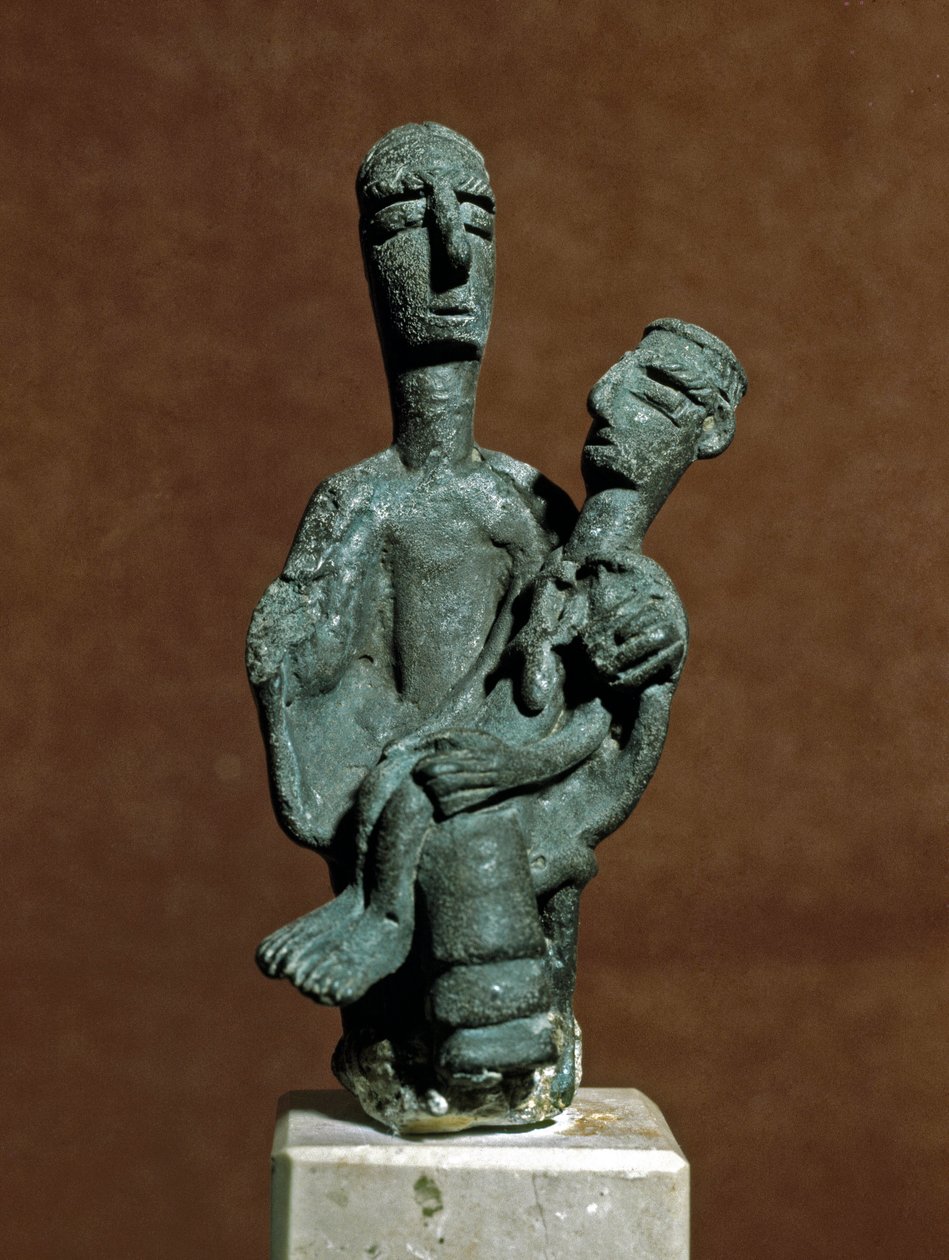 Nuragische Kultur (Nuraghi) Sardinien: Bronze-Statuette der Muttergöttin, die einen toten Krieger stützt. Aus Urzulei nahe Nuoro. 8.-7. Jahrhundert v. Chr. Cagliari, Museo Nazionale Archeologico, Sardinien, Italien von Sardinia Nuragic Civilization