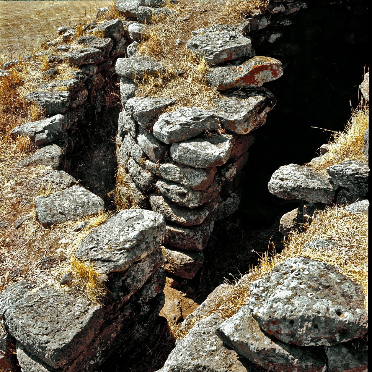 Nuragische Kultur (Nuraghi) Sardinien: Ruinen der nuragischen Stadt auf der megalithischen Stätte von Losa: einer der Verteidigungstürme. 15. Jahrhundert v. Chr. Abbasanta, Sardinien, Italien von Sardinia Nuragic Civilization