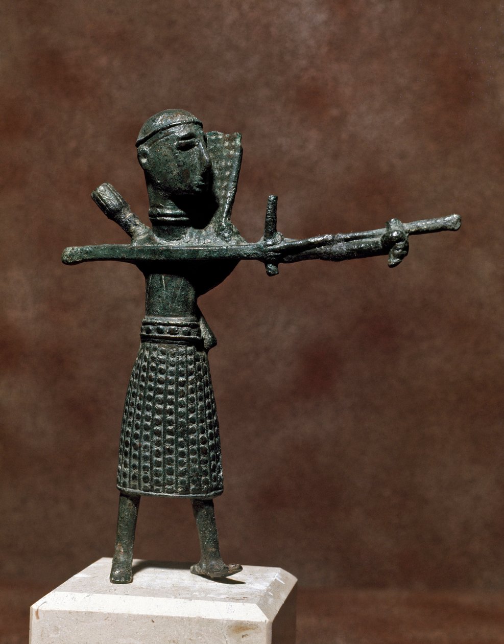Nuragische Kultur (Nuraghi) Sardinien: Statuette eines Kriegers mit orientalischem Bronzeschurz. 8.-7. Jahrhundert v. Chr. Cagliari, Museo Nazionale Archeologico, Sardinien, Italien von Sardinia Nuragic Civilization