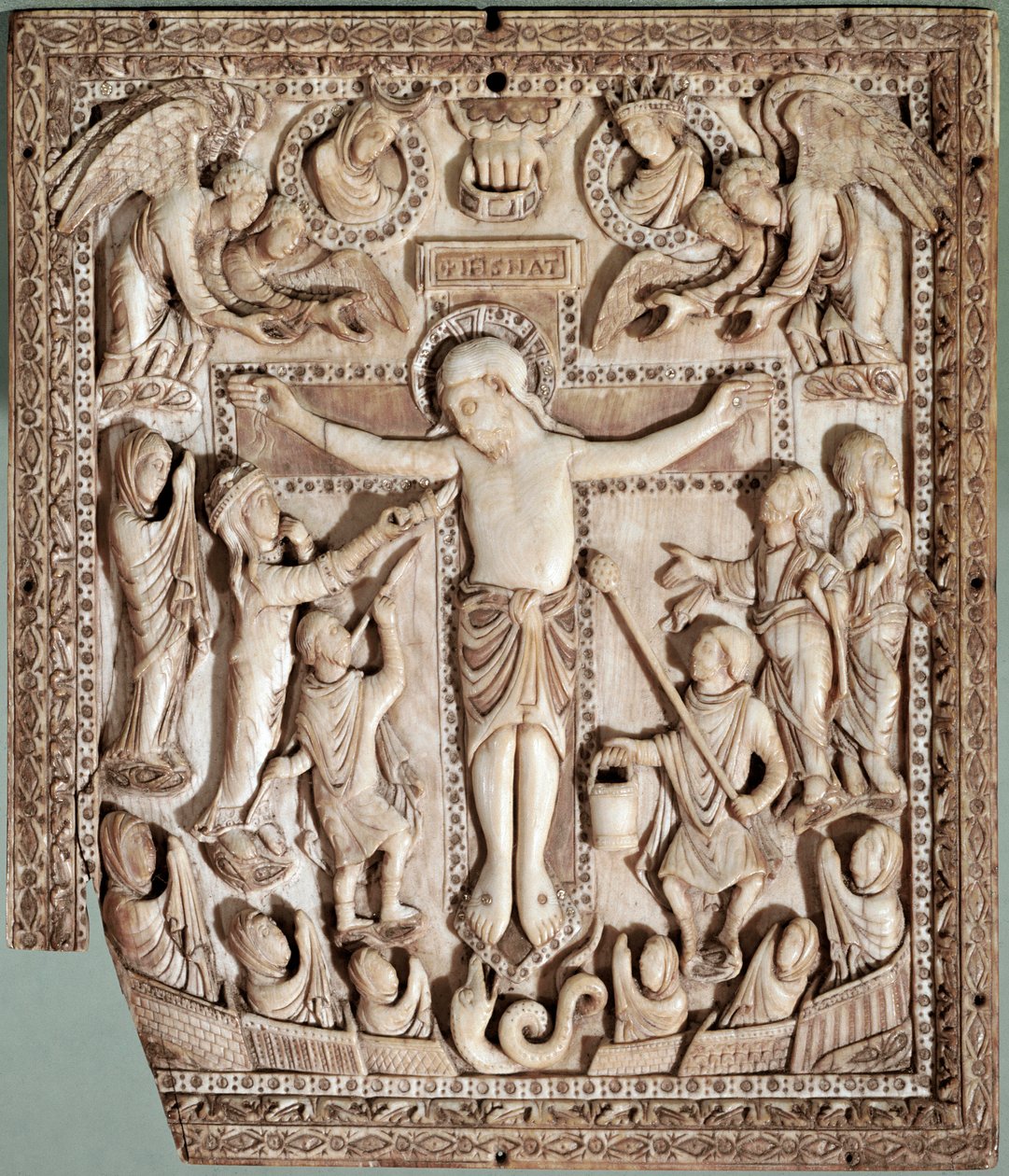 Kreuzigungsrelief aus Elfenbein der französischen Schule, 9. Jahrhundert (Kreuzigung, Elfenbeinrelief der französischen Schule, 9. Jahrhundert) Florenz Museo Nazionale del Bargello von School Carolingian