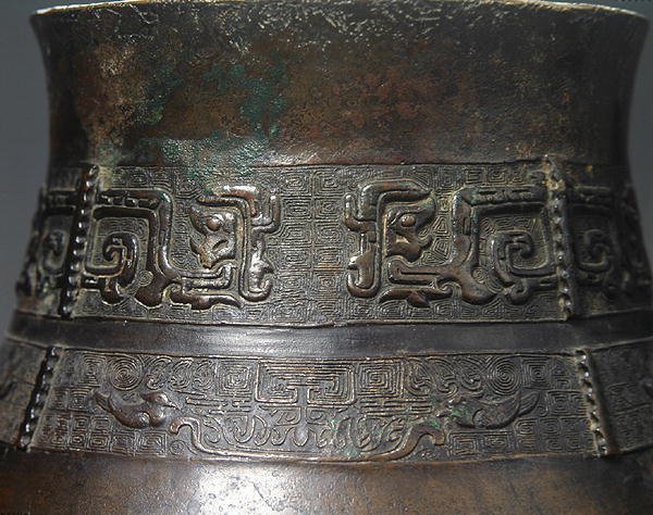 Detail einer Hu-Vase mit Gussdekoration (Detail) von School Chinese