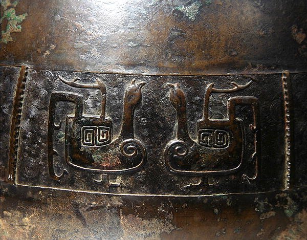 Detail einer Hu-Vase mit Gussdekoration (Detail) von School Chinese