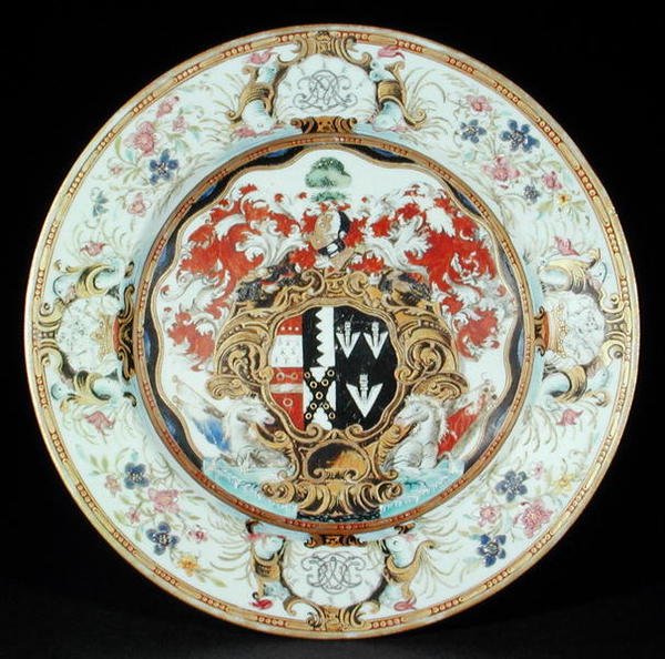 Teller bemalt in Famille-Rose-Emaille im Rokoko-Stil mit den Wappen von Leake Okeover Esq., Kangxi-Periode (1662-1722) von School Chinese