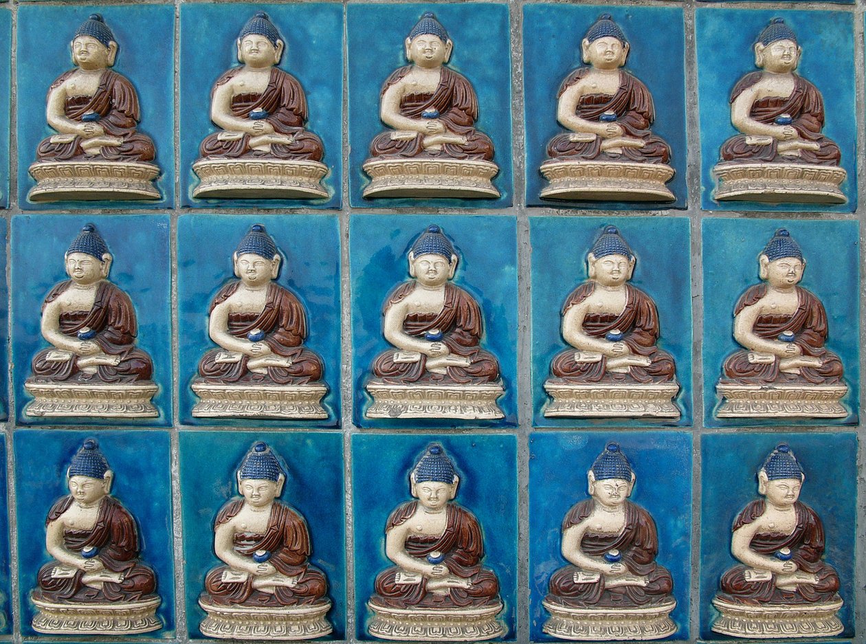 Kleine Buddha-Wand auf der Insel der Hortensien ("Qionghua") im Beihai-Park oder Nordsee-Park in Peking. Fotografie, Leonard de Selva, China, 2006 von School Chinese