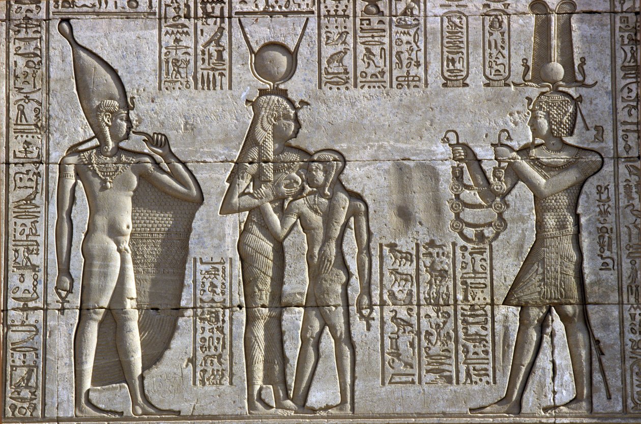Altes Ägypten, Wandmalerei/Gravur, Isis stillt den jungen Pharao in Anwesenheit des göttlichen Kindes Ihy, während der Pharao ein Opfer darbringt, Tempel der Hathor, Dendera von School Egyptian