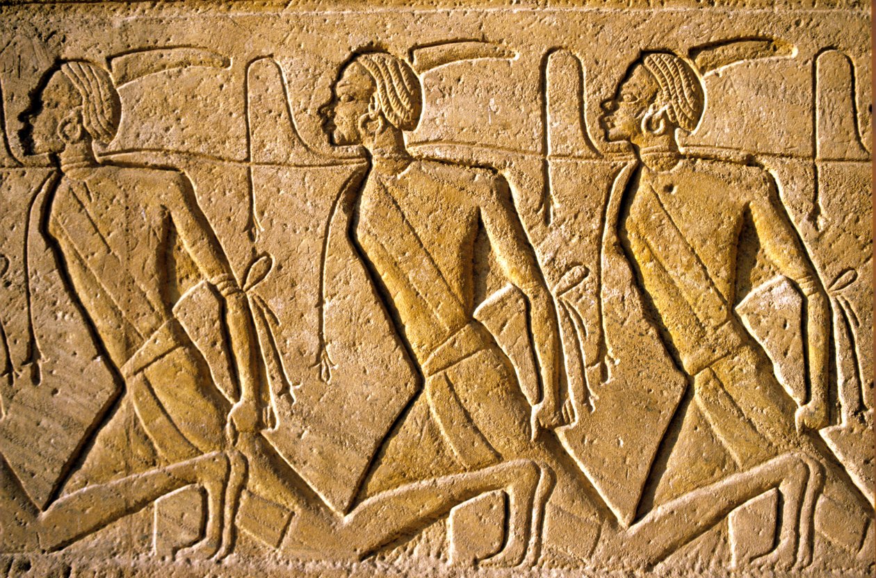Altes Ägypten, Wandmalerei/-schnitzerei, Reihe von Gefangenen, die das kuschitische Volk darstellen, dargestellt als Afrikaner, die von Ramses II. besiegt wurden, Tempel von Ramses II., Abu Simbel von School Egyptian