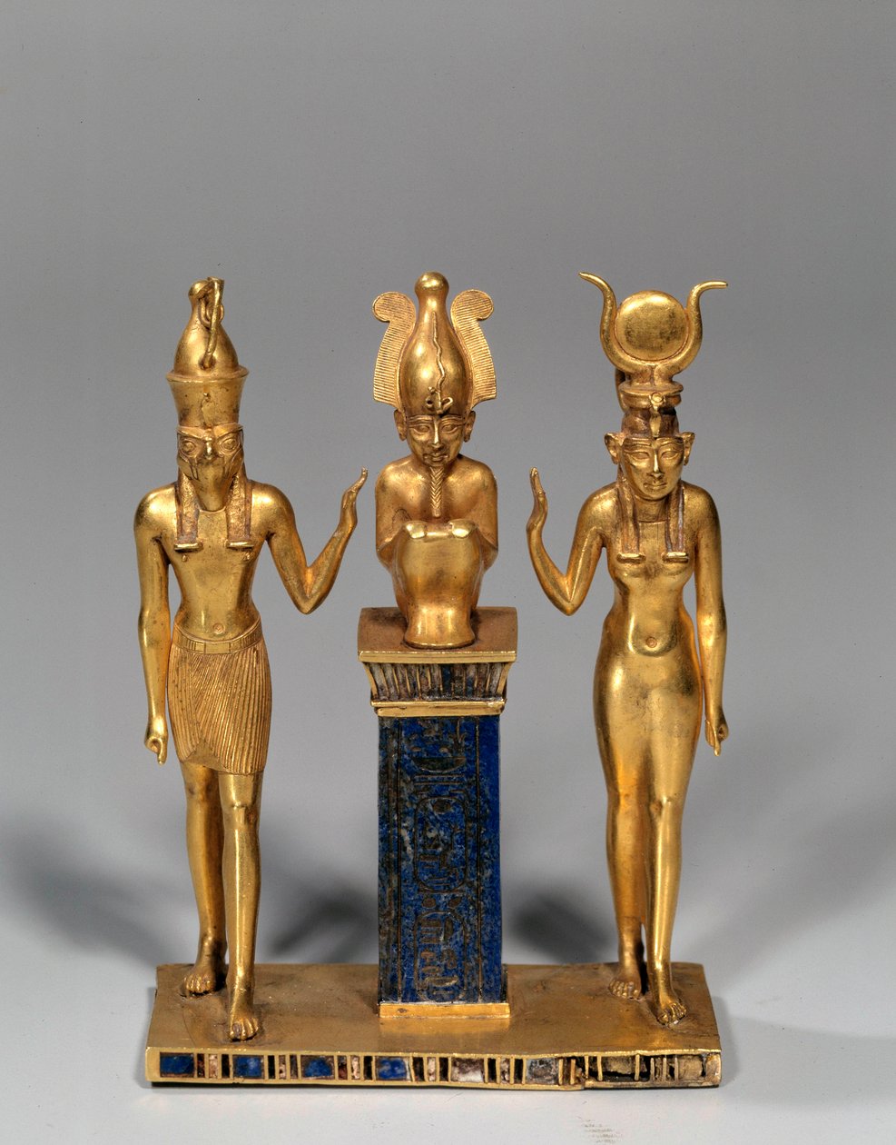 Ägyptische Antike: Osirische Triade im Namen von Osorkon (Osiris umgeben von Isis und Horus). Goldanhänger und Lapislazuli. 22. Dynastie, Spätzeit. Paris, Louvre Museum von School Egyptian