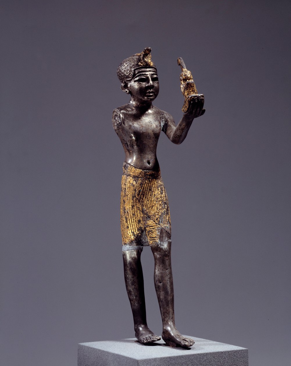 Ägyptische Antiquität: Statuette des Königs (Sethi I?) bei der Opfergabe der Maat. Silber- und Goldskulptur. Regierungszeit von Sethi (1294-1279 v. Chr.). Paris, Louvre von School Egyptian