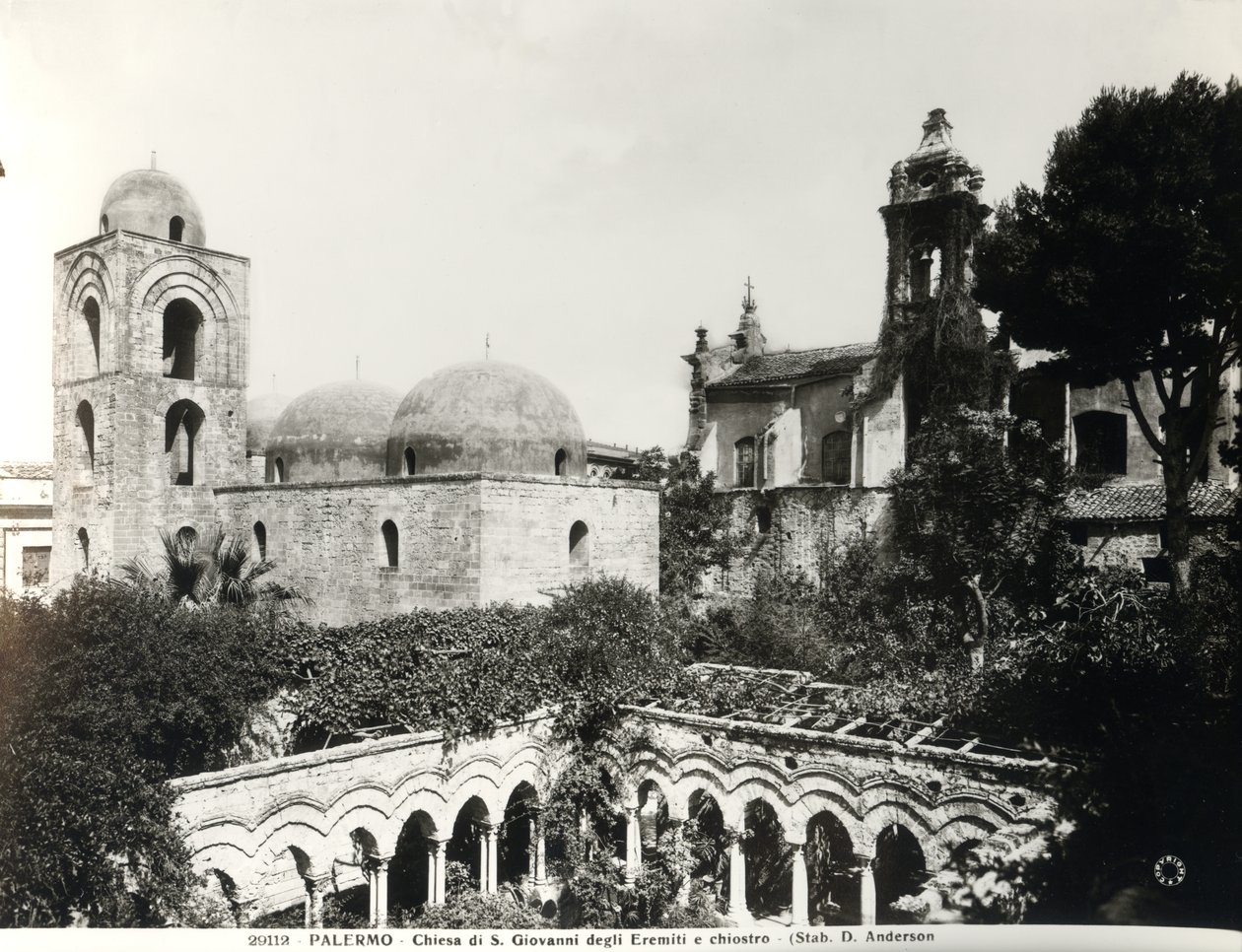Ansicht des Ostendes der Kirche, erbaut 1132-48 von König Roger II. (gest. 1154) von Sizilien und dem Kreuzgang aus dem 13. Jahrhundert von School Italian