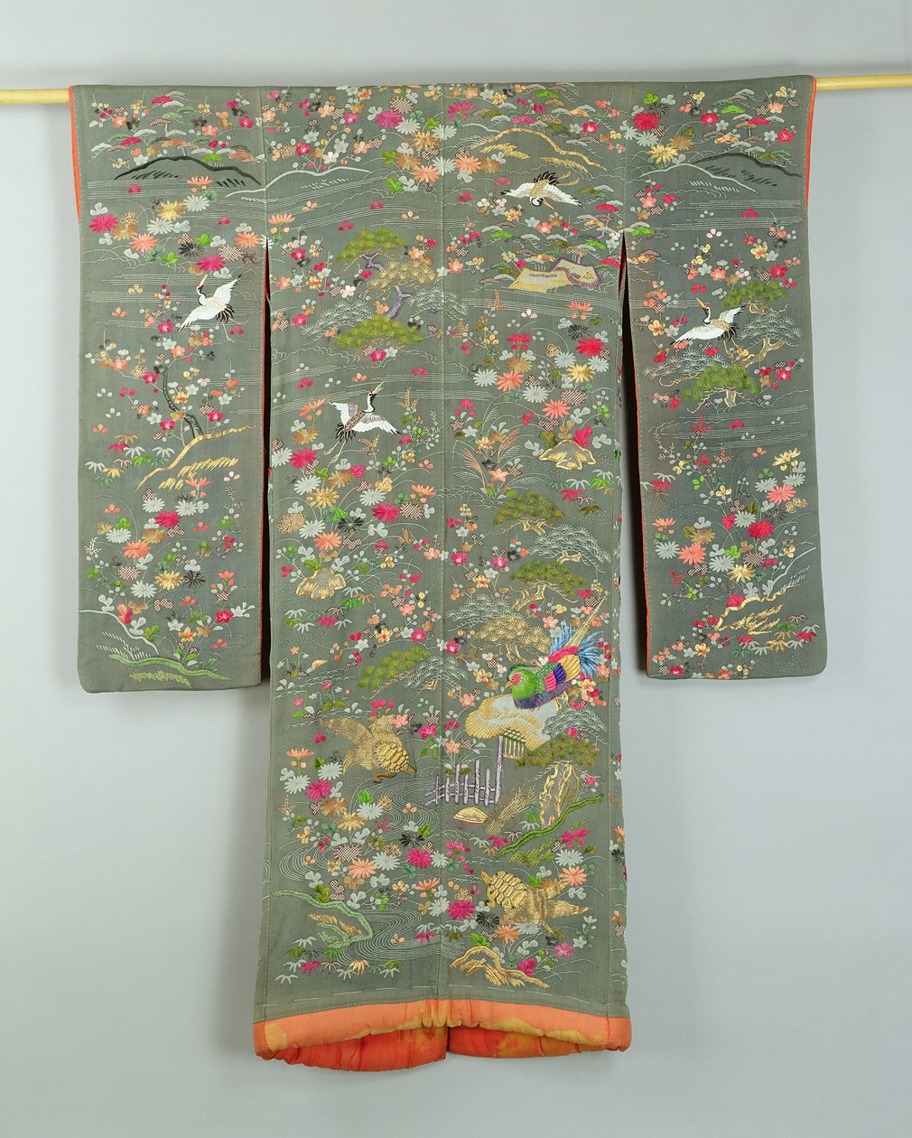 Grauer Kimono mit Blumen und Vögeln, Japanisch von Japanese School
