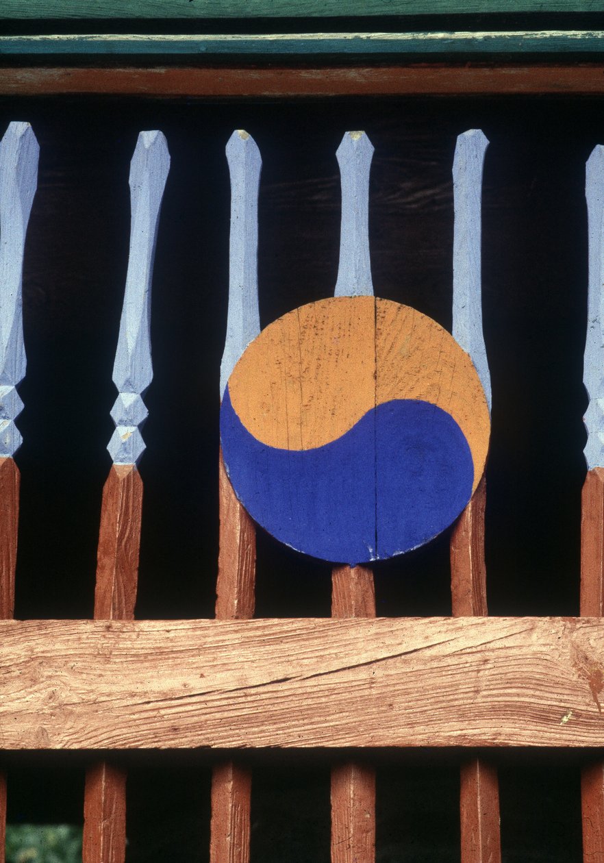 Yin-und-Yang-Symbol auf einer Holzbarriere (Kree) von School Korean