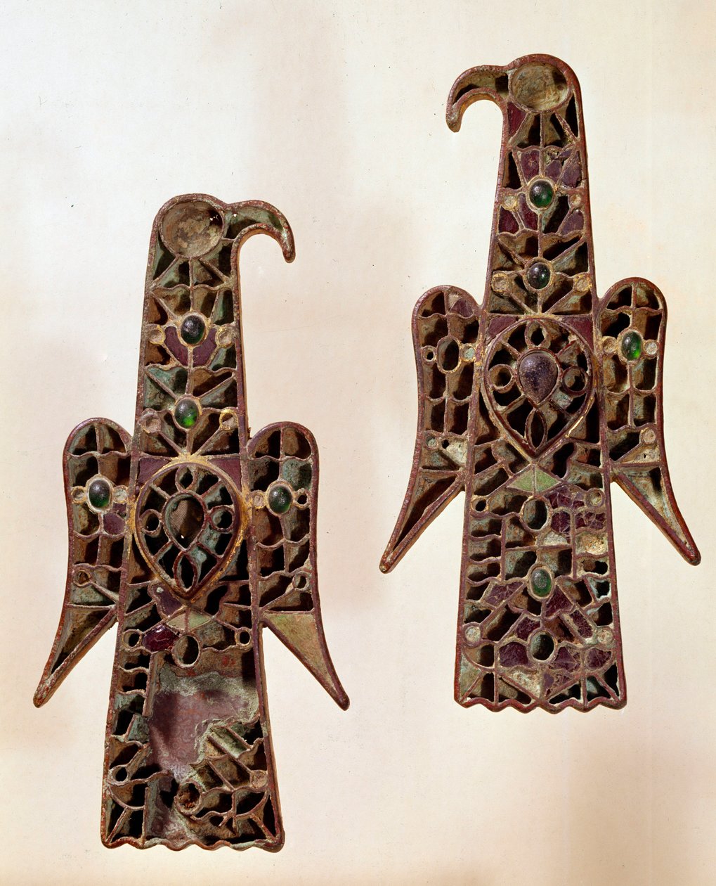 Merowingische Kunst: Paar von Fibeln (Sicherheitsnadeln) in Adlerform. Zellenschmelz, 6. Jahrhundert, Merowingische Dynastie (481-751). aus Castelsagrat. Musée Cluny, Paris von School Merovingian