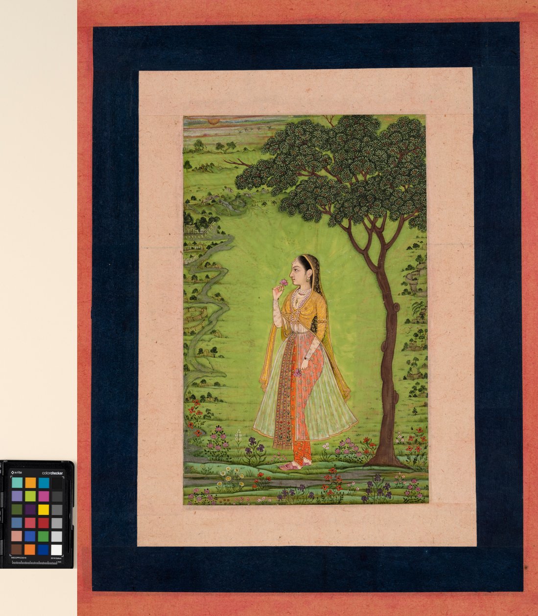 Eine Frau steht an einem Baum und hält eine Blume von School Mughal