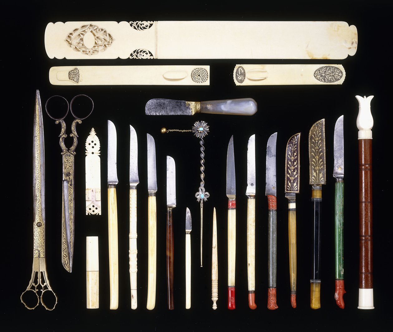 Eine Gruppe von zweiundzwanzig osmanischen Schreibgeräten, bestehend aus elf Messern, einem Seitenwender, einer Schere, einem Brieföffner, einer Elfenbeinschachtel von School Ottoman