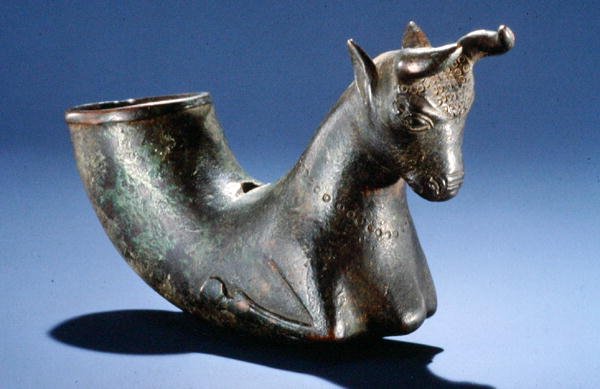 Stier mit gefalteten Beinen, ca. 550-330 v. Chr. (Bronze) von School Persian