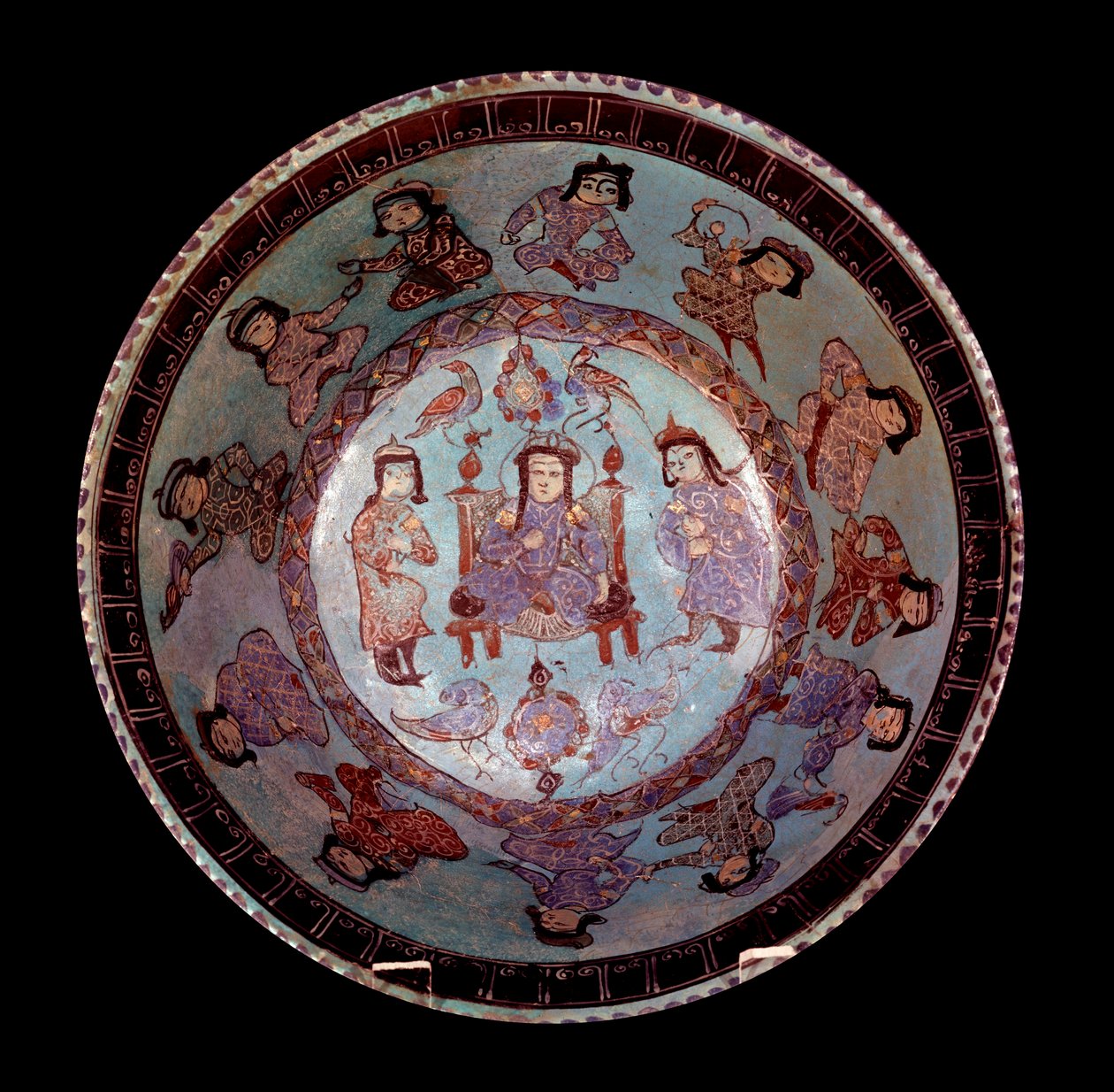 Persische Kunst: Polychrome konische Schale auf blauem Hintergrund, die einen Prinzen auf seinem Thron zwischen zwei Pagen darstellt. Private Sammlung von School Persian