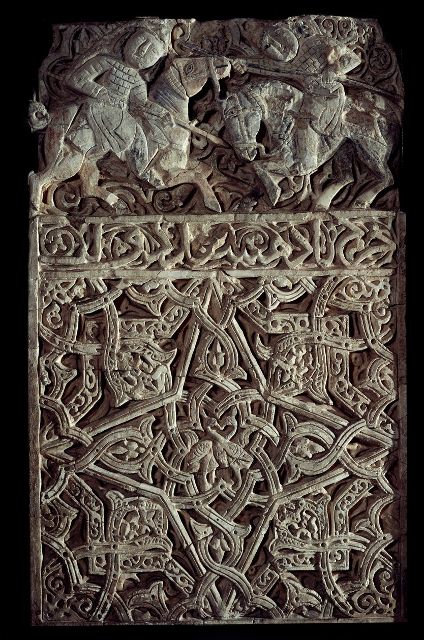 Persische Kunst: Stucktafel mit Arabesken und zwei kämpfenden Reitern von School Persian