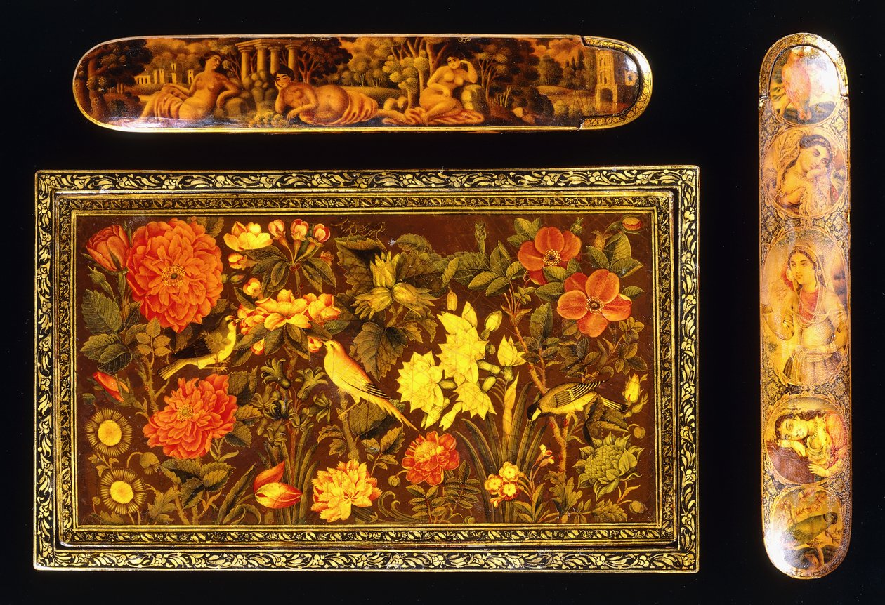 Zwei Qajar-Lack-Papiermaché-Qalamdans und ein Zand-Spiegelkasten von School Persian