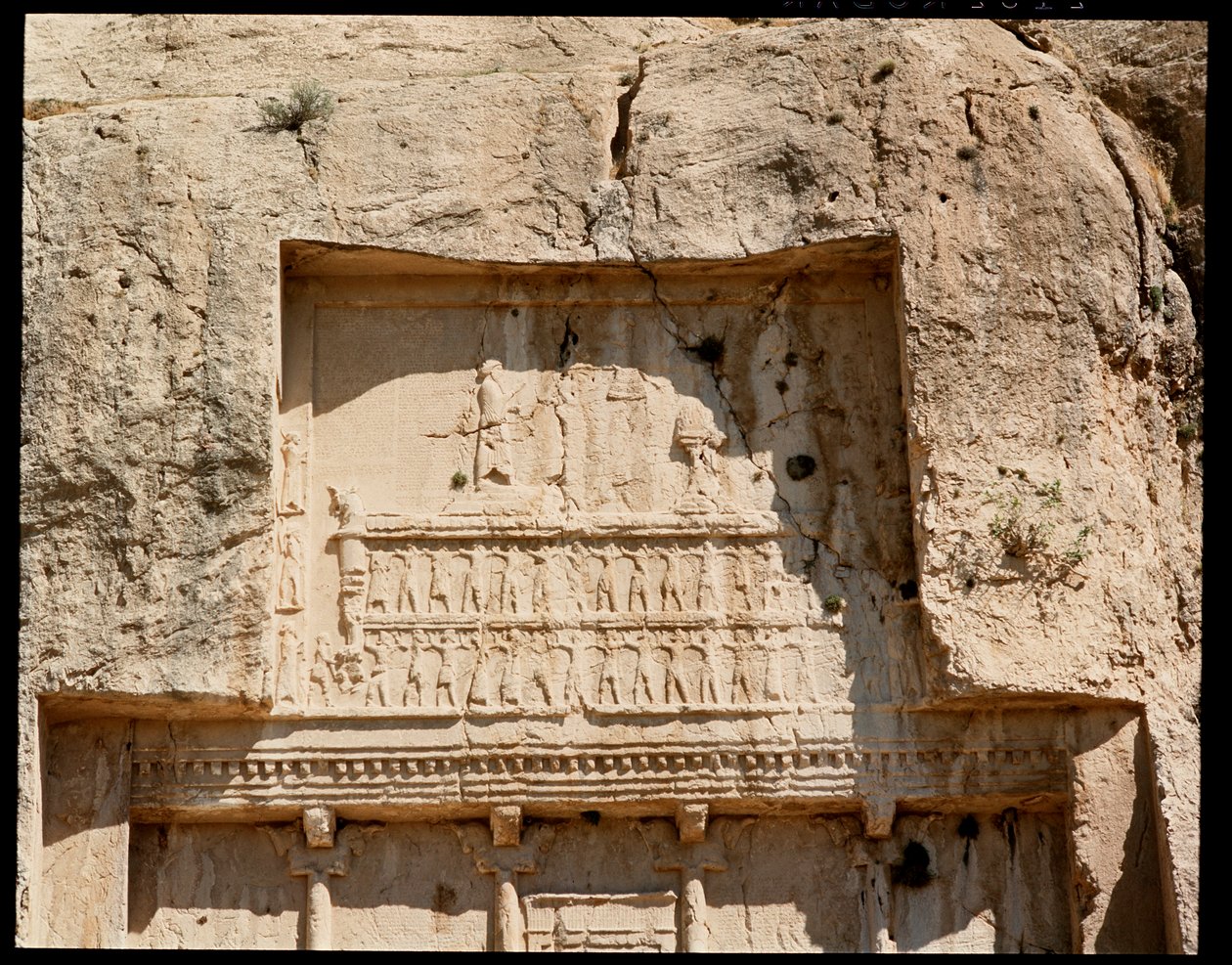 Ansicht der Nekropole und des Grabes von Darius I. dem Großen mit Relief, das ihn zeigt, wie er die Sonne ehrt von School Persian