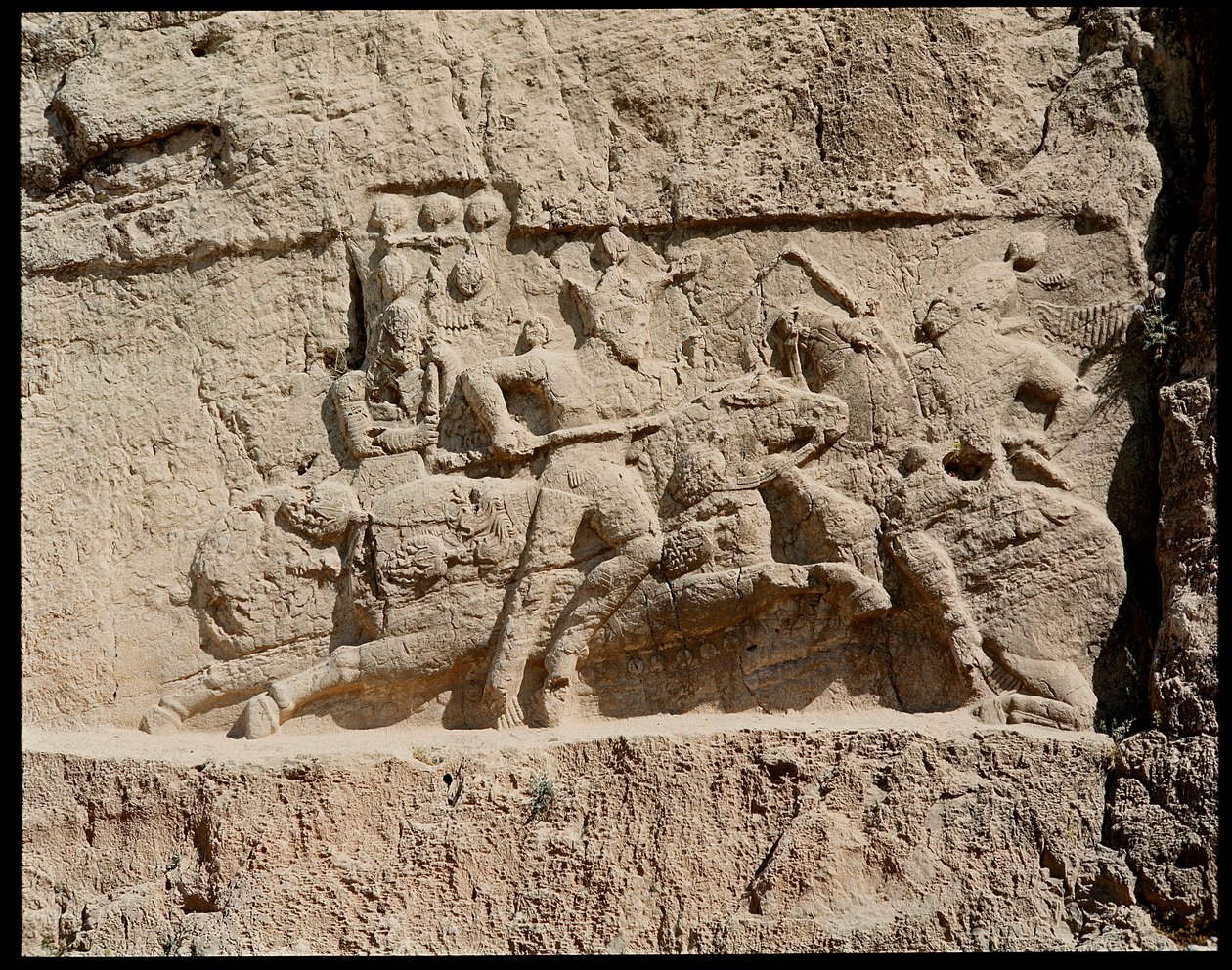 Ansicht der Nekropole und der Gräber der Achämenidenkönige, Reliefdarstellung von Kampfszenen von School Persian