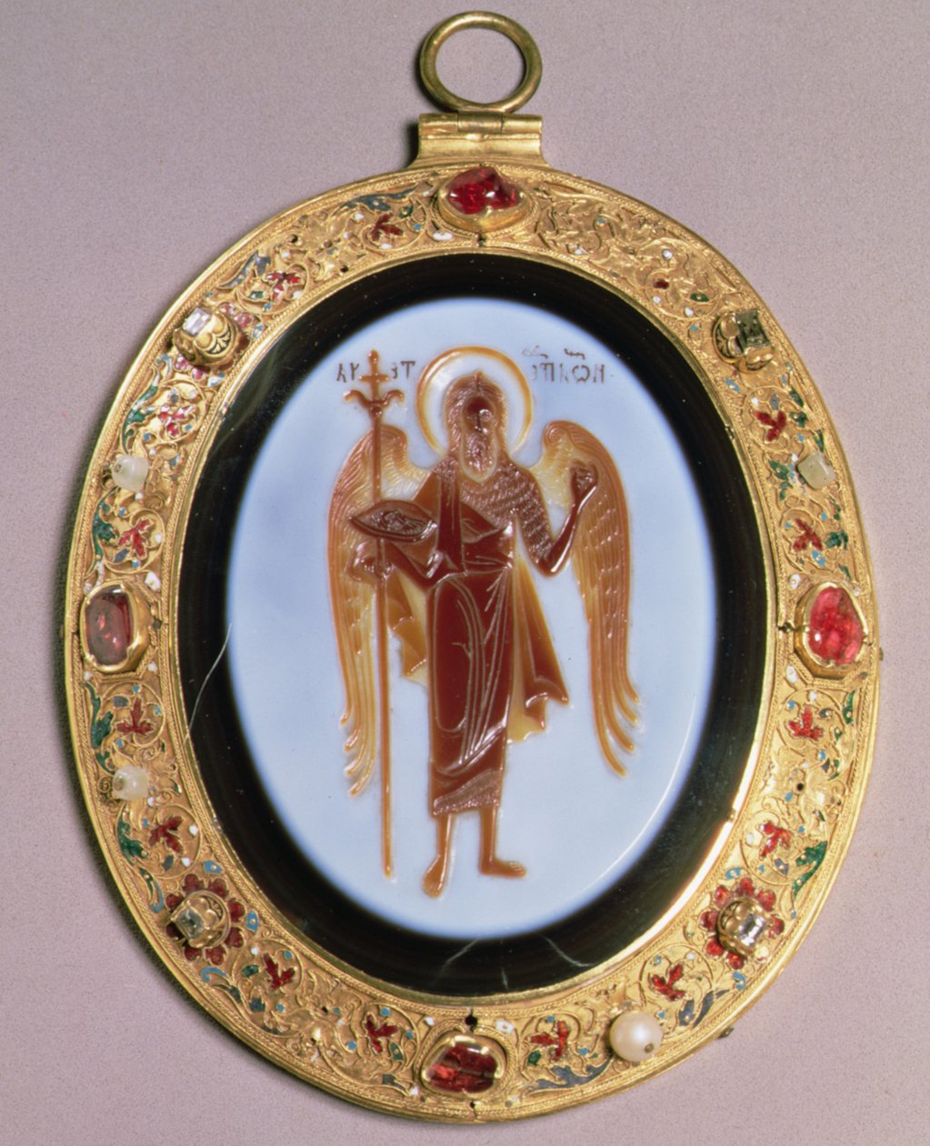 Panagia, geschnitzter Sardonyx, montiert in Gold, besetzt mit Perlen und Edelsteinen, mit Filigran- und Emaildekoration, Moskau, Mitte des 16. Jahrhunderts von School Russian